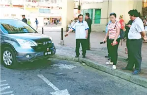  ??  ?? PETER melihat cadangan petak meletak kenderaan khas untuk golongan OKU di Pasar Umum Sandakan.