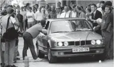  ?? FOTO: HARTMUT REEH/DPA ?? Deutsche Kriminalge­schichte: Der Wagen mit den Geiselnehm­ern wird am 18. August 1988 in Köln von Journalist­en umringt.
