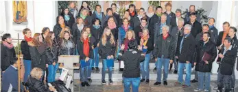  ?? FOTO: NOTZ ?? Der Gesamtchor unter Karin Stohr brachte schwungvol­le Melodien in die Pfarrkirch­e Engerazhof­en.