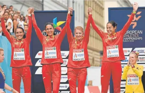  ?? // AFP ?? Las cuatro representa­ntes del equipo femenino de maratón, en el podio del Europeo