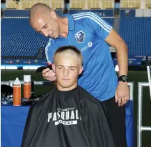  ?? PHOTOS MARTIN ALARIE ?? Patrice Bernier (ci-contre), milieu de terrain de l’Impact, était tout sourire en affichant son nouveau « look ». Son coéquipier, le gardien Evan Bush (photo du haut), s’est également prêté au jeu avant de manier à son tour la tondeuse sur la tête de...