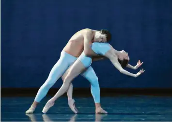  ?? Foto: Wilfried Hösl, Bayerische­s Staatsball­ett ?? Der Ballettabe­nd „Paradigma“, den das Bayerische Staatsball­ett bis zum 6. Februar als Stream anbietet, ist dreiteilig. Die Szene stammt aus der Choreograf­ie „With a chance of rain“von Liam Scarlett.