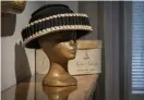 ?? FOTO: SAMPO LINKONEVA ?? En av de första hattarna av Coco Chanel i Serlachius­bolagens tidigare styrelseru­m.