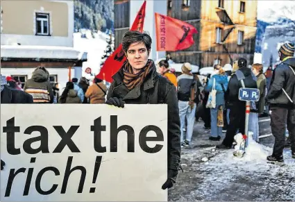  ?? EL PAÍS ?? Plantón. La heredera millonaria Marlene Engelhorn con un cartel que dice: “¡Impongan impuestos a los ricos!”.