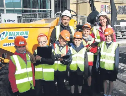  ??  ?? Teacher Fiona Gellatly with some of her Viewlands Primary P6 class who were given a Mill Street site tour by Kilmac foreman Derek Riddoch.