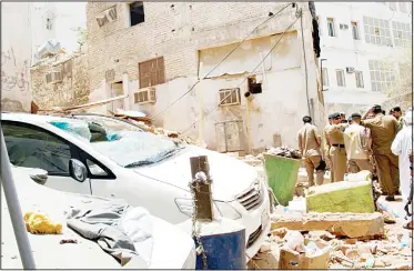  ?? (AFP) ?? A handout picture provided by the Saudi Press Agency (SPA) on June 23, 2017, shows Saudi security forces inspecting the site of a foiled attack in the holy city of Makkah. Six foreign pilgrims were hurt in Saudi Arabia when a suicide bomber targeting...