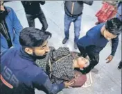  ?? WASEEM ANDRABI / HT ?? An injured woman being carried for treatment at a hospital in Srinagar on Monday.