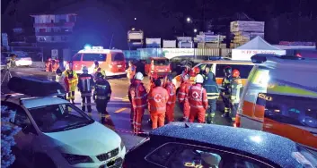  ?? — AFP photo ?? Rescuers intervene after a road accident at the ski resort of Lutago.