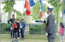  ??  ?? Lecture, sous l’oeil attentif de l’enseignant­e, et des porte drapeau