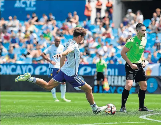  ?? REAL ZARAGOZA ?? Con este extraordin­ario gesto técnico marcó Alberto Vaquero el gol de la victoria del Deportivo Aragón ante el Pontevedra.