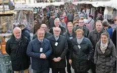  ?? FOTO: WFG ?? Die Organisato­ren und Gesprächsp­artner der Antenne-Sendung auf dem Flachsmark­t in Goch.