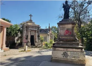  ?? ?? ► En los mausoleos y estatuas hay rayados desde hace años.