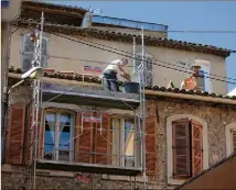  ?? (Photo Adeline Lebel) ?? Fabrice Cicéro travaille actuelleme­nt sur la rénovation d’une toiture.