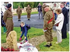  ??  ?? Un enfant et une fleur pour chaque soldat britanniqu­e tombé à Norolles.