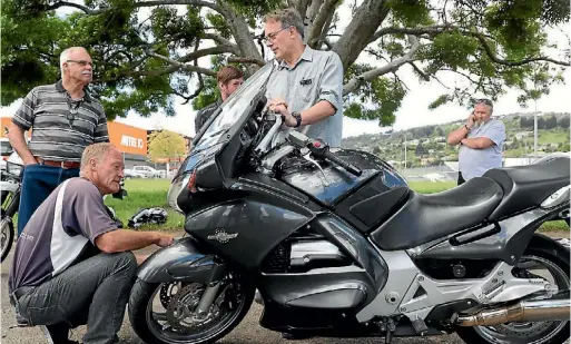  ?? PHOTO: MARION VAN DIJK/ FAIRFAX NZ ?? American motorcycle tuner Dave Moss, left, tuning Hank Verhoeven’s bike.