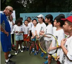  ?? — S.S. KANESAN / The Star ?? Listen up: Nick Bollettier­i giving the young players a briefing during the junior tennis camp yesterday.