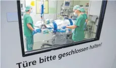  ?? FOTO: MARIJAN MURAT/DPA ?? Die Kliniken halten Betten für Covid-19-Patienten frei und verschiebe­n planbare Operatione­n – das bringt sie finanziell in Bedrängnis.