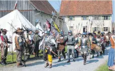  ?? FOTO: LANDRATSAM­T BIBERACH ?? Farbenpräc­htig und schwer bewaffnet ziehen die Landsknech­te am Wochenende ins Museumsdor­f Kürnbach ein.