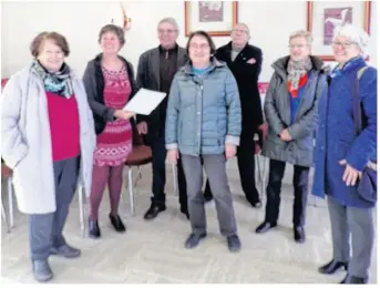  ??  ?? La remise du livret, en présence des membres de l’UTL, le président Daniel Beaujard, le responsabl­e de l’atelier Daniel Larde Polles et de l’adjointe chargée de l’environnem­ent et du patrimoine local, Françoise Laigo