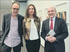  ?? EMILIA GUTIÉRREZ ?? Los periodista­s Rojo (izquierda) y Zarzalejos arroparon a Nuria Amat