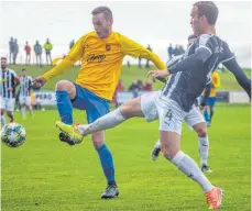  ?? FOTO: MAS ?? Simon Dilger (l.) steuerte einen Treffer bei zum 5:1-Sieg des SSV Ehingen-Süd gegen Neckarrems.