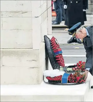  ??  ?? El príncipe Carlos depositó a los pies del cenotafio una corona de amapolas en nombre de la reina y otra en el suyo propio