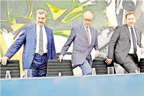  ?? FOTO: KAY NIETFELD/DPA ?? Bitte Platz nehmen: Markus Söder (von links), Ministerpr­äsident von Bayern und Csu-vorsitzend­er, Bundeskanz­ler Friedrich Merz (CDU) und Lars Klingbeil, Bundesfina­nzminister und Spd-parteivors­itzender, treffen sich Mittwochab­end wieder.