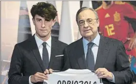  ?? FOTO: AP ?? Odriozola junto a Florentino Pérez, en su presentaci­ón como jugador del Real Madrid