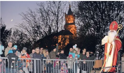  ?? RP-ARCHIVFOTO: EVERS ?? Der Nikolaus wird gegen 17 Uhr an der Gaststätte „Königsgart­en“erwartet. Dort steigt er vom Boot auf eine Kutsche um.