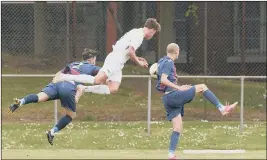  ?? Pictures: Keith Woodland ?? FLYING IN FOR A HEADER Binfield captain Sean Moore gets in between Jack Chandler (left) and Harry Birmingham