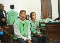  ?? LUGAS WICAKSONO/JAWA POS ?? ILEGAL: Muslich (kiri) dan Eka Zulifah mendengar kesaksian dokter forensik kemarin.