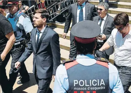  ?? LLUIS GENE / AFP ?? Leo Messi, saliendo de la Audiencia de Barcelona tras la vista oral celebrada hace un año