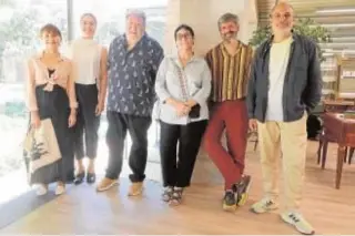  ?? // GUILLERMO NAVARRO ?? Los ponentes, en la foto de familia previa a la mesa redonda