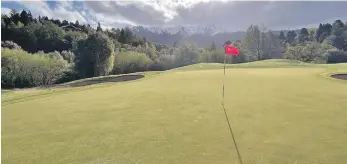  ?? ?? Vista del hoyo 11 del Arelauquen Golf Club en Bariloche, uno de los dos campos que se juegan en la zona como parte del calendario del viaje ‘A Fiebrar pa’ Argentina 2024”.