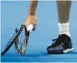  ?? Foto: dpa ?? Diese Zeiten sind vorbei. Zverev behandelt seine Tennisschl­äger inzwischen pfleglich.