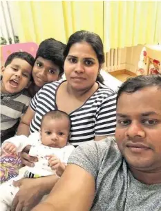  ??  ?? Anish Puvirathan (2. v. l.) und seine Familie sollen zurück nach Sri Lanka.
