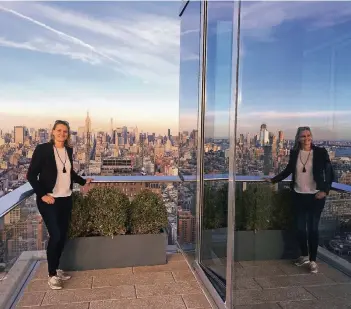  ?? FOTO: NH ?? Nadine Homann auf der Terrasse eines Wolkenkrat­zers in Lower Manhattan, im Hintergrun­d die Skyline mit Empire State Building. Die Innenarchi­tektin plant in New York die Raumauftei­lung und Einrichtun­g von Büros und Apartments.