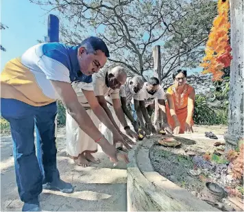  ?? SIBONELO NGCOBO
African News Agency (ANA) ?? DEVOTEES Ivan Govender, Yoga Gounden, Balaram Govender, Allan Govender and Rali Govender at the Shree Mariamman Temple situated on a site identified as a transit camp for displaced flood victims. |