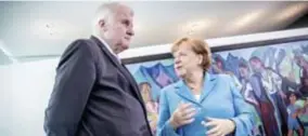  ?? FOTO AP ?? Minister van Binnenland­se Zaken Seehofer en bondskanse­lier Merkel zijn het grondig oneens over de aanpak van de asielcrisi­s.