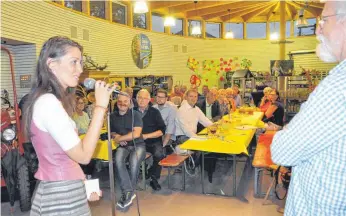  ?? FOTO: ISABEL KUBETH DE PLACIDO ?? Die Bundestags­abgeordnet­e Nicole Bauer im Gespräch mit dem Vorsitzend­en des FDP-Kreisverba­nds Lindau, Volker Scholz.