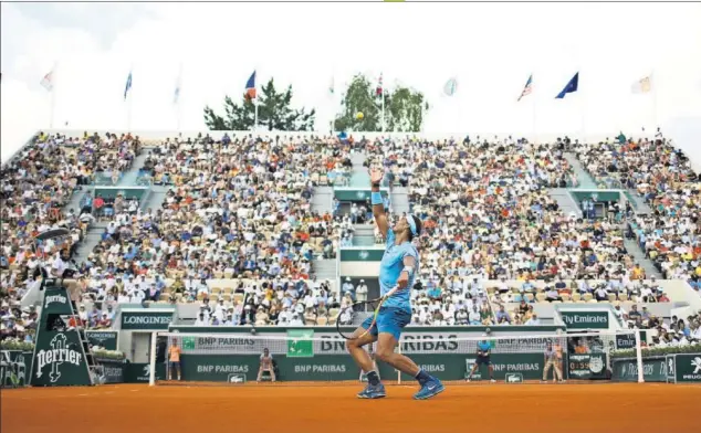  ??  ?? BUENOS SAQUES. Rafa Nadal se dispone a servir durante uno de los juegos de su partido de segunda ronda contra Guido Pella en la pista Suzanne Lenglen.