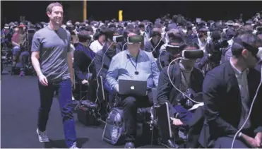  ??  ?? Mark Zuckerberg, fondateur de Facebook, était l’invité d’honneur du show de présentati­on du Galaxy S7 organisé par le fabricant sud-coréen Samsung, à la veille du MWC de 2016.