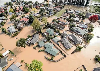  ?? PHOTO: CHRIS MCKEEN/FAIRFAX NZ ?? Receding floodwater­s reveal the damage to Edgecumbe.