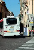  ??  ?? Varchi Il dato comprende tutti gli accessi alla Ztl, come quello da piazza del Santo (nella foto)