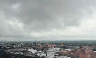  ?? SUBHANKAR CHAKRABORT­Y/HT PHOTO ?? ▪ Picturesqu­e Lucknow skyline after a spell of rain on Thursday evening.