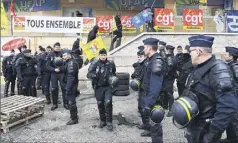  ?? (Photo AFP) ?? Sur le terrain, le mouvement (ci-dessus aux Baumettes, à Marseille) s’enlise, avec  établissem­ents encore touchés hier.