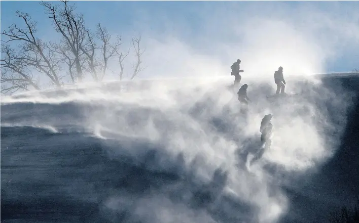  ??  ?? Pistenruts­chen im Windnebel: Mag schön ausschauen, ist aber bei Athleten und Athletinne­n recht unbeliebt.