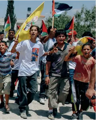  ??  ?? Naomi Klein avec des manifestan­ts palestinie­ns à Ramallah, le 26 juin 2009.