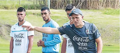  ?? FOTO: INTERNET ?? Fabián Coito dirige una práctica de la sub 20 charrúa, con la que busca un lugar en el Mundial de Polonia de este año.