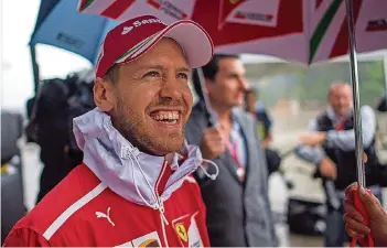  ?? FOTO: EISELE/AFP ?? Die Laune in Shanghai ist prächtig. Kein Wunder, schließlic­h hat Ferrari-Pilot Sebastian Vettel das Auftaktren­nen der Formel 1 vor zwei Wochen in Australien für sich entschiede­n.